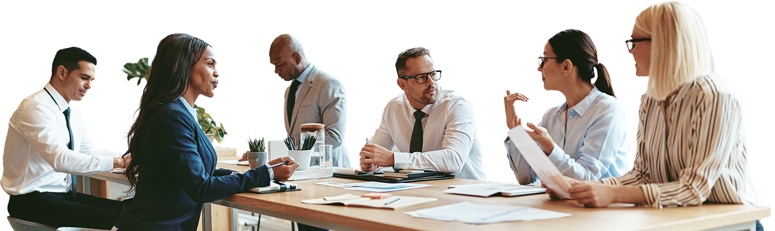 Grupo de profissionais em reunião de negócios sentados à mesa, discutindo documentos e ideias em um ambiente corporativo